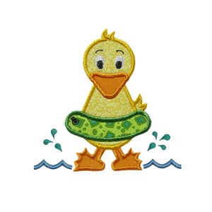 Puede incluir: Un pato amarillo bordado con pico y patas naranjas, que lleva un flotador con estampado verde y amarillo. Agua azul y salpicaduras en la parte inferior de la imagen. El pato tiene un patrón texturizado.