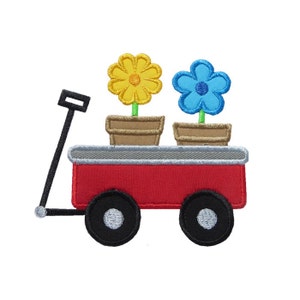 Puede incluir: Un carro rojo con un mango gris y ruedas negras. Dos macetas con flores amarillas y azules están en el carro.