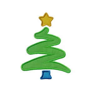 Può includere: Design di albero di Natale ricamato in verde con una stella gialla in cima e una base blu. L'albero ha una forma stravagante e ondulata, su sfondo bianco.
