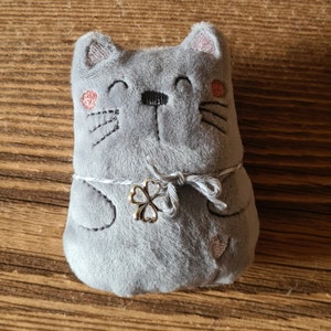 Glückskatze Glückskätzchen mit Herz und Kleeblatt Glücksbringer Geburtstag Mitbringsel