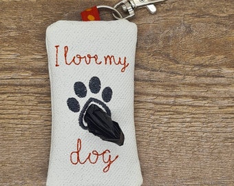 Kotbeutelspender Kotbeuteltasche "I love my dog" mit Karabiner und Charm Pfote Love my dog