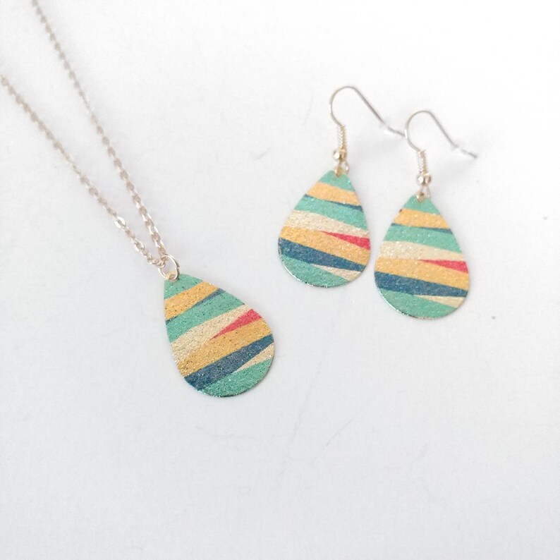 Beachy tropical style sparkly gold colored jewelry set with necklace and earrings