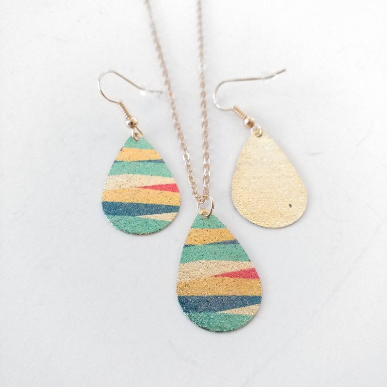 Beachy tropical style sparkly gold colored jewelry set with necklace and earrings