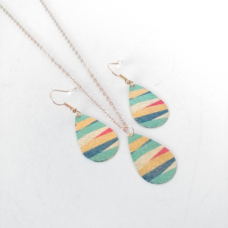 Beachy tropical style sparkly gold colored jewelry set with necklace and earrings
