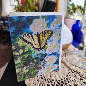 Cartão de notas de belas artes, impressão da minha obra de arte em aquarela, pintura intitulada "In Flight", borboleta rabo de andorinha, céu azul