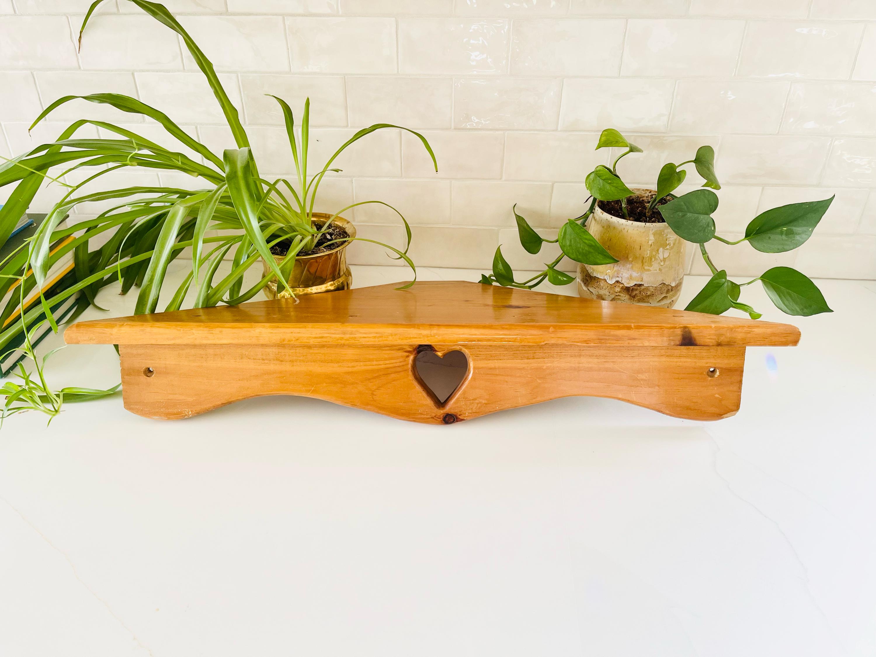 ハート型カットアウト付き木製シェルフ Vintage Heart Corner Shelf | Large Scalloped Wooden Shelf With