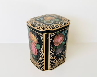 Lata de té inglesa vintage con diseño floral y estilo cottagecore.