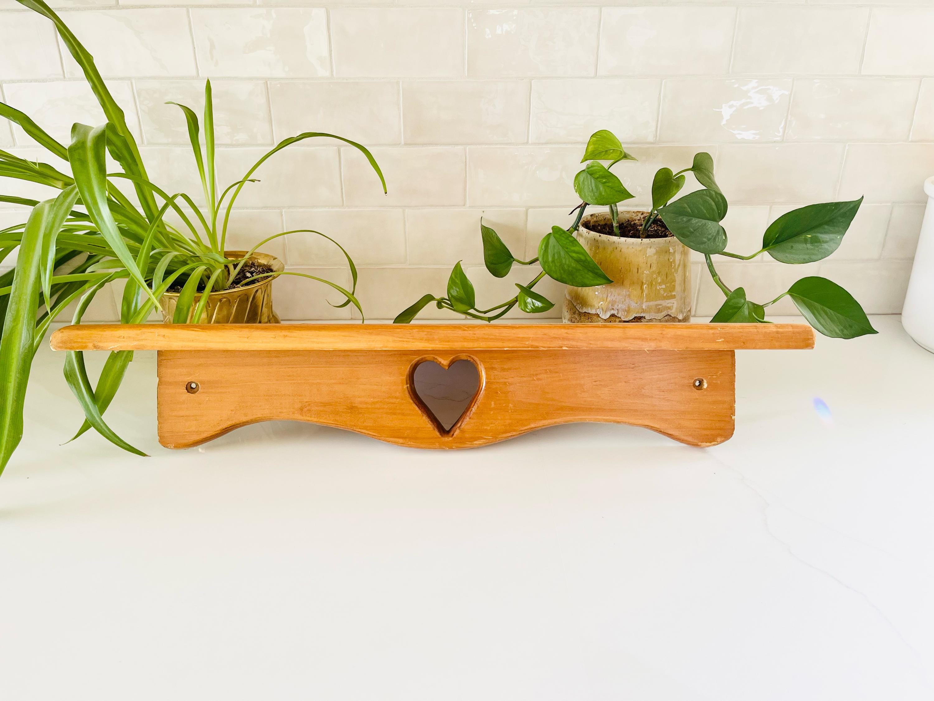 ハート型カットアウト付き木製シェルフ Vintage Heart Corner Shelf | Medium Scalloped Wooden Shelf With