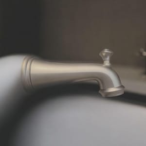 Pu&ograve; includere: Un cartello in legno rustico con la scritta "Welcome to our home" in lettere bianche. Il cartello presenta una finitura invecchiata e un design semplice e invitante, ideale per l'arredamento dell'ingresso.