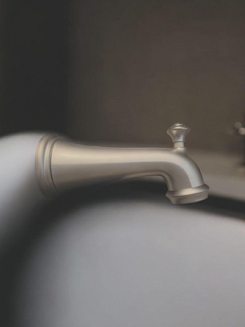 Pu&ograve; includere: Un cartello in legno rustico con la scritta "Welcome to our home" in lettere bianche. Il cartello presenta una finitura invecchiata e un design semplice e invitante, ideale per l'arredamento dell'ingresso.