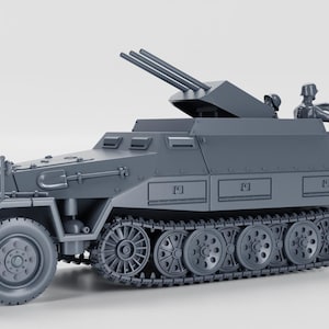 Puede incluir: Maqueta gris de un vehículo militar semioruga con una torreta de cañón giratoria y una figura de soldado. El vehículo tiene ruedas en la parte delantera y orugas en la parte trasera. Modelo detallado de un vehículo militar histórico.