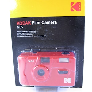 フィルムカメラ Kodak M35。再利用可能なカメラ Kodak。ポイント