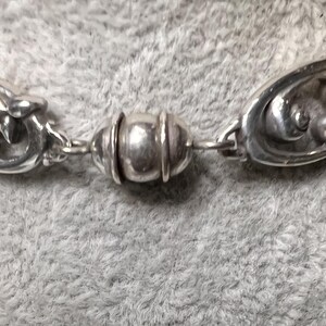 Conjunto de pulsera y pendientes con forma de corazón dorado en tono plateado de Brighton imagen 6