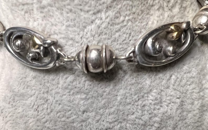 Conjunto de pulsera y pendientes con forma de corazón dorado en tono plateado de Brighton imagen 6