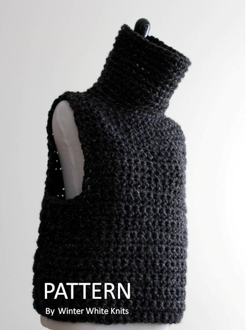 Puede incluir: Un chaleco de punto de ganchillo negro con cuello alto. El chaleco est&aacute; hecho con un punto texturizado y es sin mangas. El texto "PATTERN By Winter White Knits" est&aacute; impreso debajo del chaleco.
