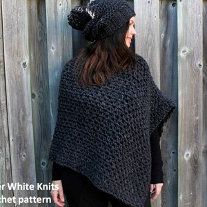 Puede incluir: Un poncho de crochet gris oscuro con un tejido de punto texturizado y holgado. El poncho lo lleva una persona con un gorro de punto gris oscuro.
