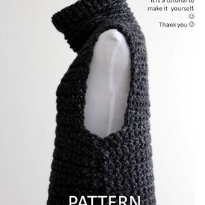 Puede incluir: Un patr&oacute;n de crochet para un su&eacute;ter sin mangas de cuello alto con cuello de tortuga. El patr&oacute;n est&aacute; escrito en texto negro sobre fondo blanco y dice "PATTERN by Winter White Knits".