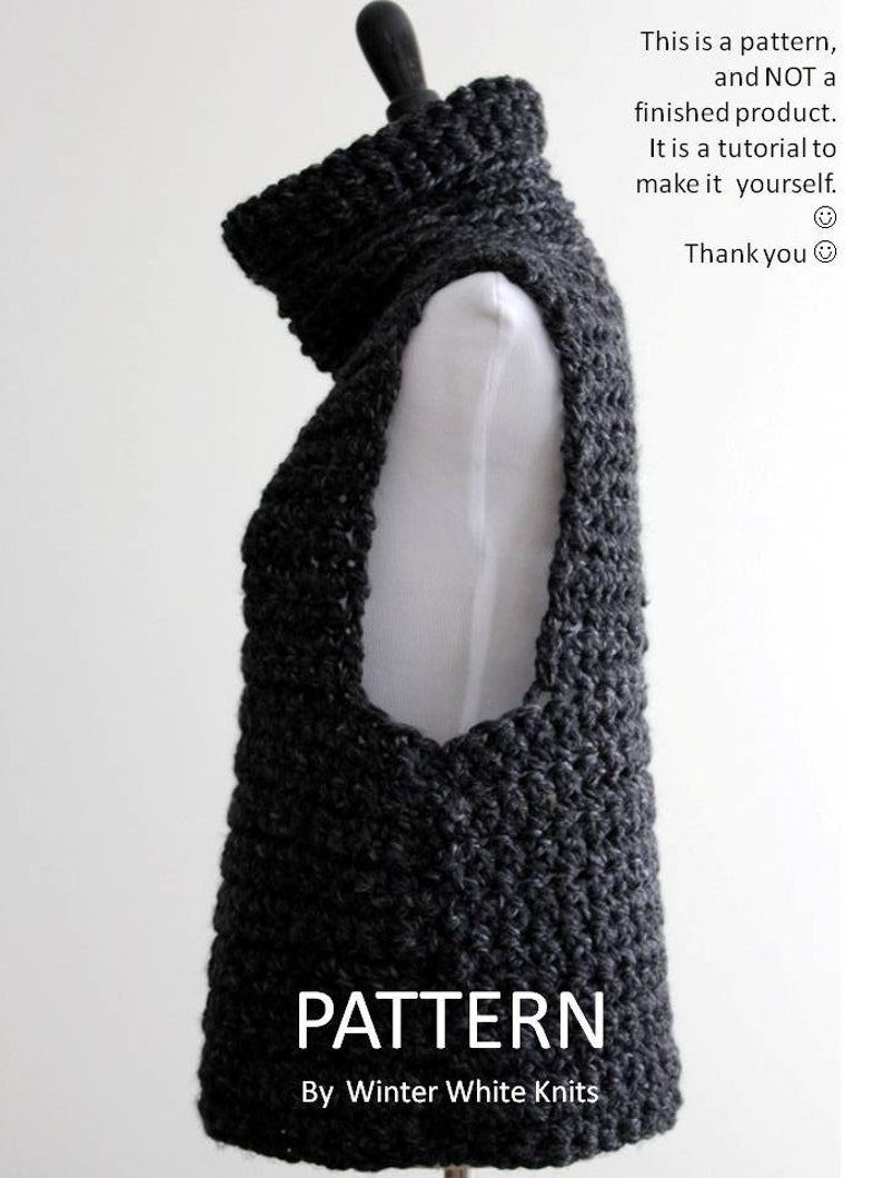 Puede incluir: Un patr&oacute;n de crochet para un su&eacute;ter sin mangas de cuello alto con cuello de tortuga. El patr&oacute;n est&aacute; escrito en texto negro sobre fondo blanco y dice "PATTERN by Winter White Knits".
