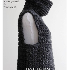 Puede incluir: Un patr&oacute;n de crochet para un su&eacute;ter negro sin mangas con cuello alto y cuello ancho. El patr&oacute;n se titula "PATTERN" y es de "Winter White Knits".