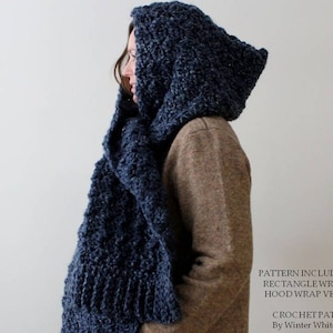 Könnte beinhalten: Ein blauer, gehäkelter Kapuzen-Schal mit einem strukturierten Muster. Das Muster umfasst sowohl rechteckige als auch Kapuzen-Versionen. Häkelanleitung von Winter White Knits.