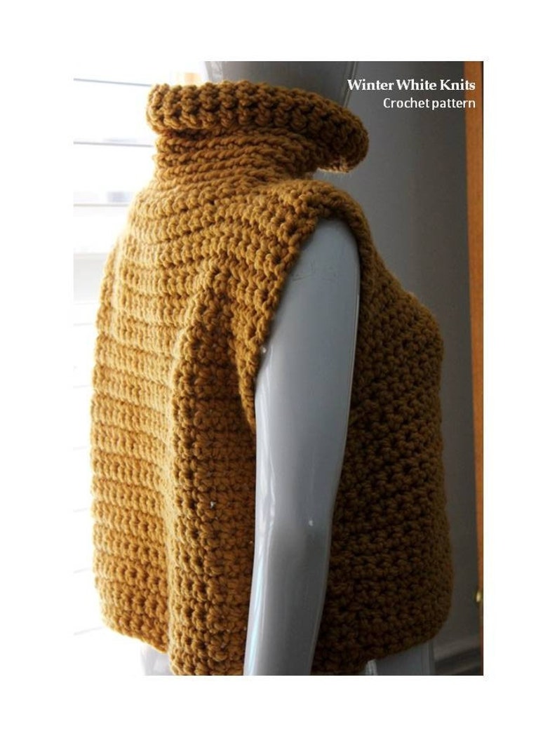 Puede incluir: Un chaleco de punto de color mostaza con cuello alto. Patr&oacute;n de ganchillo Winter White Knits.
