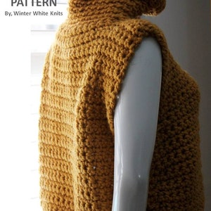Puede incluir: Un chaleco sin mangas de color amarillo mostaza tejido a crochet con un cuello alto de cuello alto. El chaleco se muestra en un maniqu&iacute; blanco.