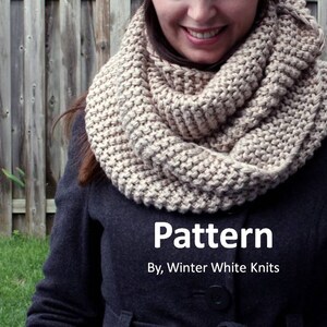 Könnte beinhalten: Eine Frau trägt einen beigefarbenen gestrickten Infinity-Schal. Der Schal ist mit einem einfachen Stichmuster gearbeitet und ein tolles Accessoire für den Winter. Der Text "Pattern" und "By, Winter White Knits" ist unterhalb des Schals sichtbar.