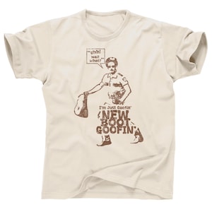Puede incluir: Camiseta color crema con un gráfico marrón de un hombre uniformado sosteniendo una bolsa. El texto incluye "ohh! wait what?" y "I'm Just Goofin' New Boot Goofin".
