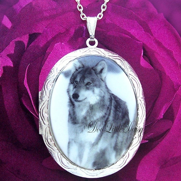 Porcelain Winter Lone GREY Gray Wolf In Snow Wolves Cameo Costume Jewelry Silvertone Locket Pendant Necklace with 24 Inch Chain for Photos