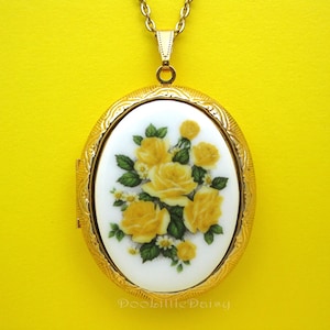 Porcelain YELLOW ROSE BOUQUET with Daisies Flower Flowers Cameo Costume Jewelry Goldtone Locket Pendant Necklace w/ 24 Inch Chain Christmas