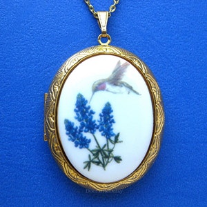 Porcelain HUMMINGBIRD & Texas Bluebonnets Blue Bonnet Flowers Cameo Costume Jewelry Goldtone Locket Pendant Necklace Cameo w/ 24 Inch Chain