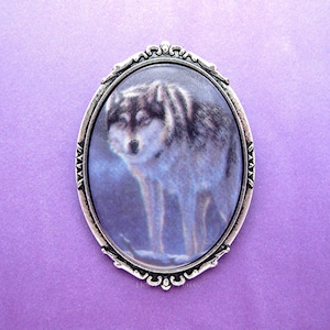 Beautiful Vintage Style Porcelain Lone Grey Gray Wolf Wolves Lobo Cameo Costume Jewelry Silvertone Pin Brooch