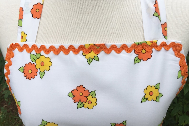 Hills Barn Flowers /& Trees Apron ~ Early Riser Rooster on the Farm ~ Lined ~ Curved Hem ~ Vintage Fabric w Sunrise White Picket Fence