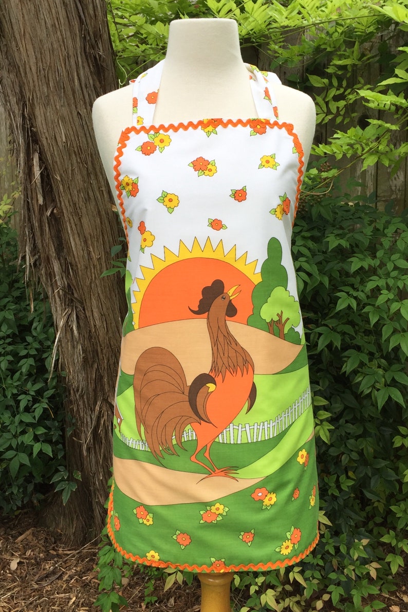 Hills Barn Flowers /& Trees Apron ~ Early Riser Rooster on the Farm ~ Lined ~ Curved Hem ~ Vintage Fabric w Sunrise White Picket Fence