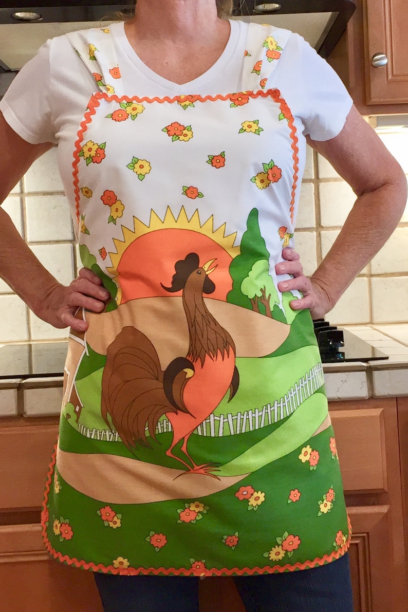 Hills Barn Flowers /& Trees Apron ~ Early Riser Rooster on the Farm ~ Lined ~ Curved Hem ~ Vintage Fabric w Sunrise White Picket Fence