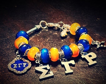 Sigma Gamma Rho Poodle Letter Charm beaded bracelet | 10 - 12 mm adjustable