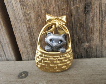 NOS 80s Chunky Gold Tone Cat Brooch | Novelty Cat Kitten in a Basket 1980s Cottagecore Brooch