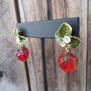 90s Cottagecore Strawberry Earrings | Berry Resin Enamel Leaf Green and Gold Tone Dangle Earrings
