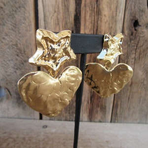 90s Modernist Heart Gold Tone Dangle Earrings | Pounded Large Heart and Star Earrings