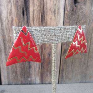 80er Jahre Ohrringe mit roter Emaille | Dreieck Ohrringe | Geometrische Geo Ohrringe | Business Chic | Rote Kreis Ohrringe im Memphis Stil