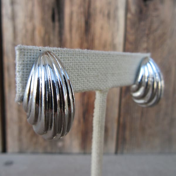90er Jahre Silberfarbene Ohrringe | Strukturierte Kuppel Teardrop Ohrringe | Modernist Geriffelte Chunky Art Deco Revival Ohrringe | Minimal Einfache Ohrringe