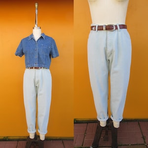 Op de afbeelding: Lichtblauwe, hoge taille denim jeans met een bruine riem. De jeans heeft een ontspannen pasvorm en is aan de onderkant gezoomd.