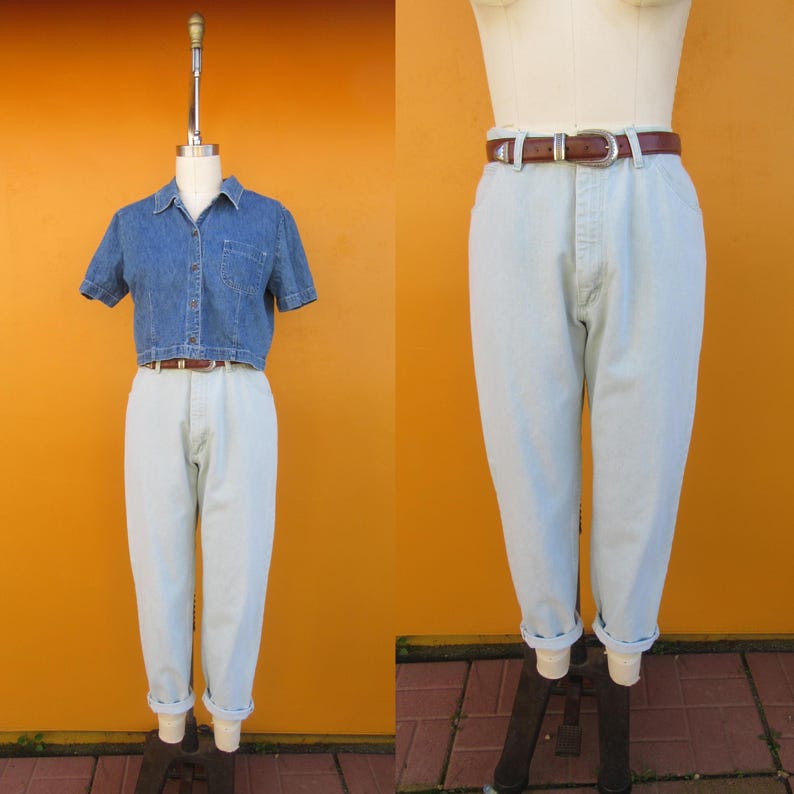 Op de afbeelding: Lichtblauwe, hoge taille denim jeans met een bruine riem. De jeans heeft een ontspannen pasvorm en is aan de onderkant gezoomd.