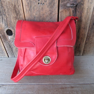 Cartable à rabat en cuir rouge Turnlock des années 70 | Sac à main en cuir Mod Boho Hippie | Sac à main en cuir rouge à lèvres