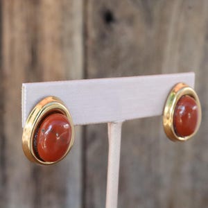 90s Cabochon Gebrannte Orange Oval Teardrop goldfarbene Ohrringe