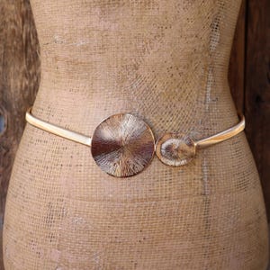1980er 90er Jahre Stretch Metall Muschel Schnalle Gürtel | Art Deco Revival Shell Skinny Slinky Gürtel | 27 bis 34