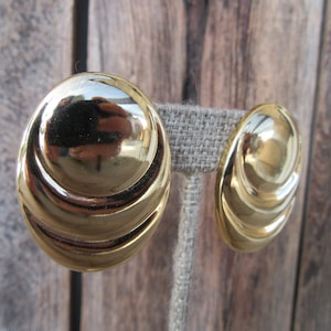 90s Earrings | Unpierced Gold Tone Circle Fluted Puddle Earrings | Large Round Clip Earrings Modernist Bold Runway 1990s Statement Earrings