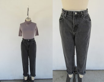 Calça jeans preta de cintura alta com cinco bolsos, estilo anos 80/90 | Jeans skinny de algodão, cintura alta e modelagem afunilada, estilo mom jeans | Cintura 28