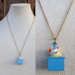 80er Neuheit Halskette Clown Bär in der Box Popup Harz Anhänger auf Gold Ton 20 "Kette Halskette | Cartoon Clown Karneval Zirkus Motiv Anhänger