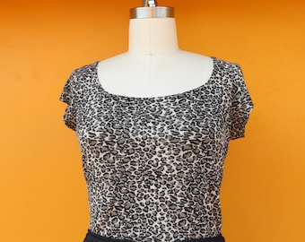 90er Jahre Grau und Schwarz Leopard Slinky Animal Print Kurzarm Micro Gerippte U-Ausschnitt Flügelärmel Top Shirt Bluse T-Shirt | (M)